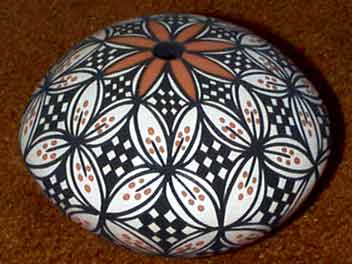http://www.pueblopottery.net/images/Nov99/MAugustine1.jpg